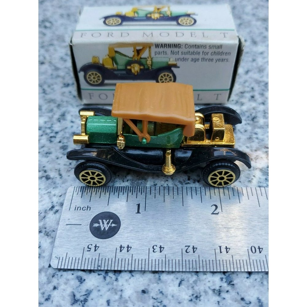 1910 Ford Model T Diecast Toy Car Green Tan Readers Digest No. 304 in Box 2.5"
